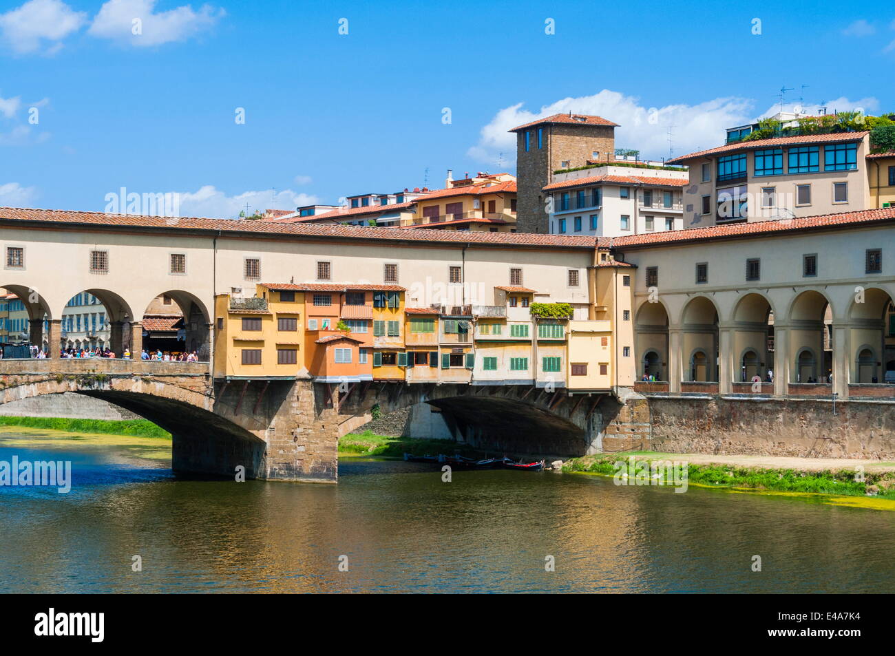 The Vasari Corridor, Ponte Vecchio and River Arno, Florence (Firenze), UNESCO World Heritage Site, Tuscany, Italy, Europe Stock Photo