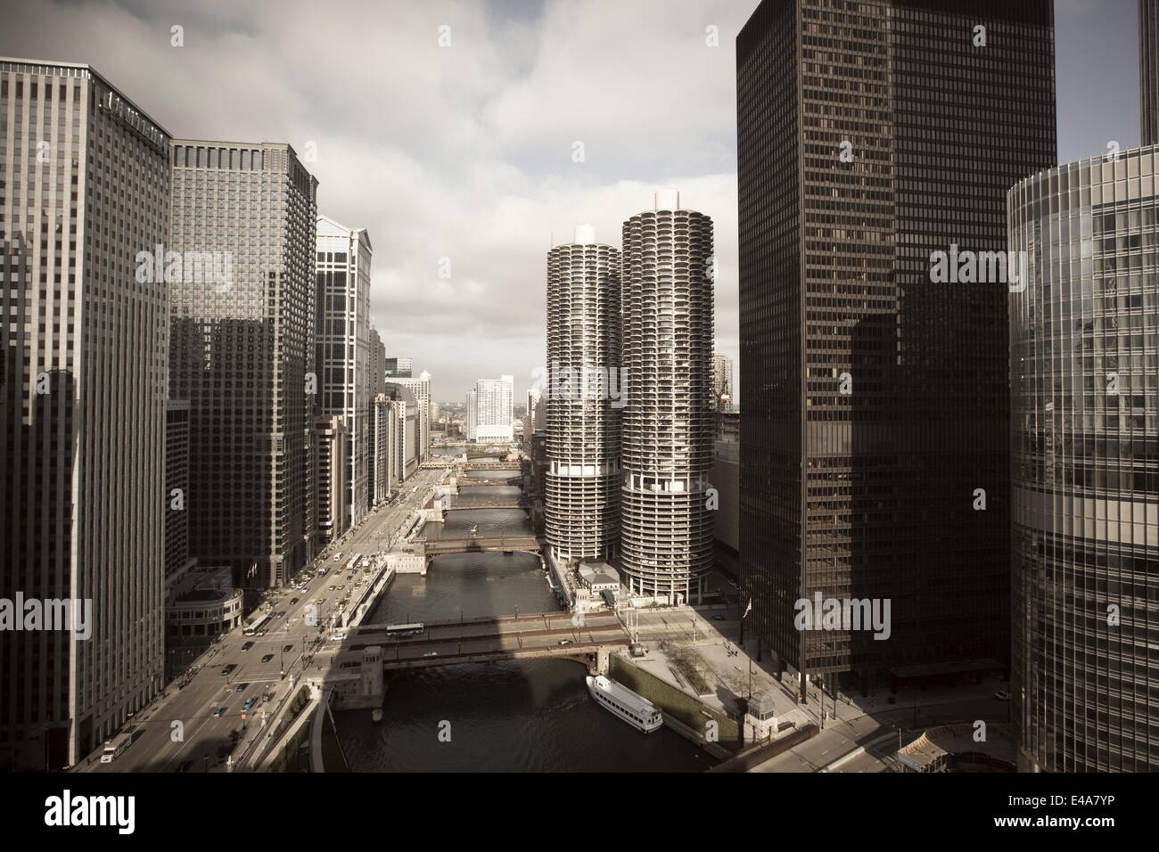 Along chicago river hi-res stock photography and images - Alamy