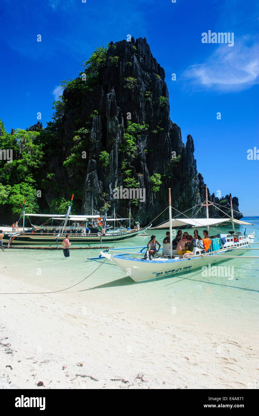Outrigger boats on a sandy bay in  the Bacuit archipelago, Palawan, Philippines, Southeast Asia, Asia Stock Photo