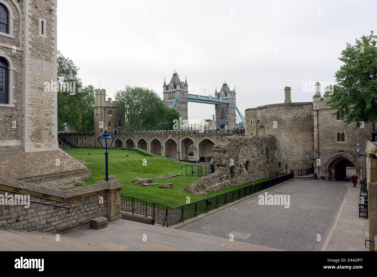 Great Britain, England, London, Tower of London, White Tower, Lanthorn Tower, Wakefield Tower and Bloody Tower, in the background Tower Bridge Stock Photo