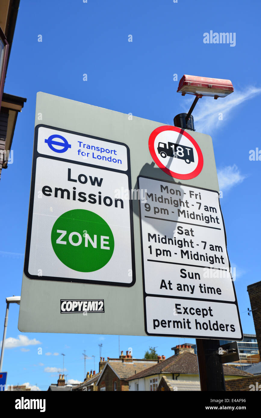 Low emission zone sign, Cottage Grove, Surbiton, Royal Borough of Kingston upon Thames, Greater London, England, United Kingdom Stock Photo