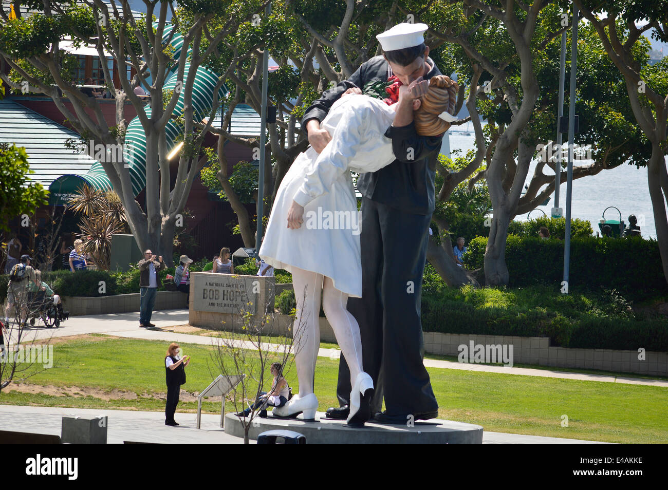 A statue of a second world war 'kissing couple' on the harbor in front of the USS Midway aircraft carrier, San Diego Stock Photo