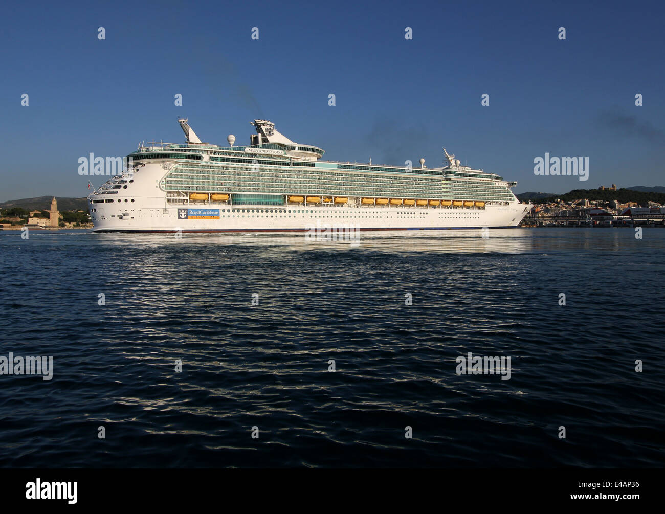 Mega Cruise ship “INDEPENDENCE OF THE SEAS” ( 338.92 mtrs long ) - operated by Royal Caribbean International Cruise line Stock Photo