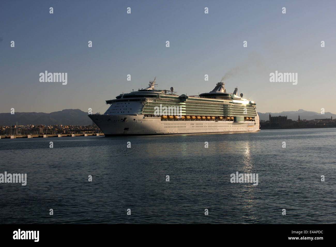 Mega Cruise ship “INDEPENDENCE OF THE SEAS” ( 338.92 mtrs long ) - operated by Royal Caribbean International Cruise line Stock Photo