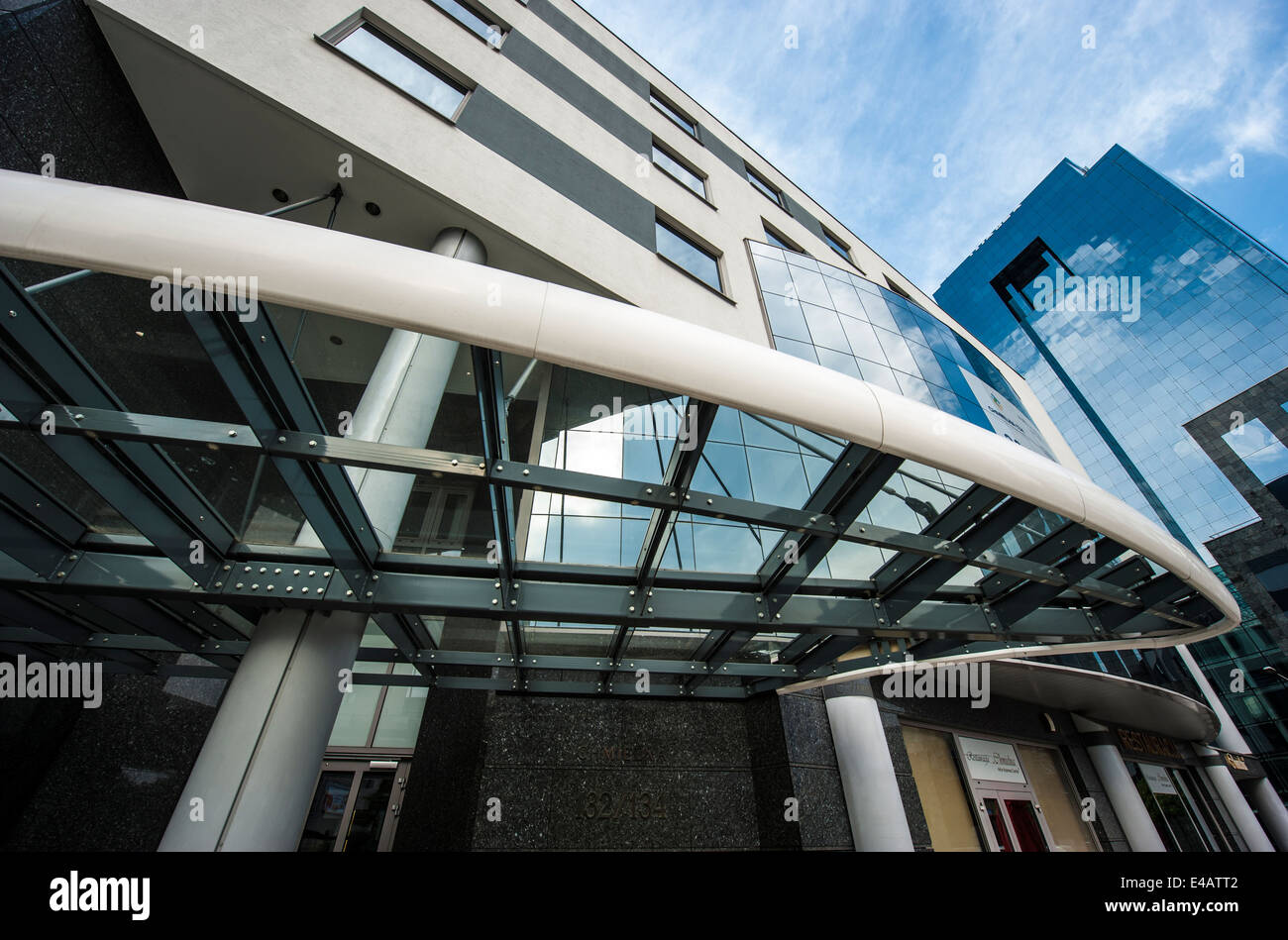Modern high rise office building hi-res stock photography and images ...