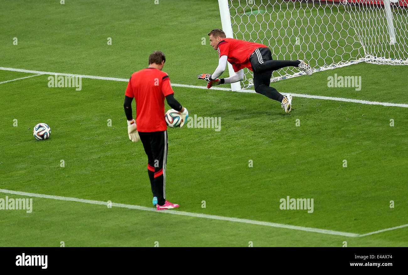 Belo Horizonte, Brazil. 7th July, 2014. Germany's goalkeeper Manuel Neuer (R) takes part in a training session in Belo Horizonte, Brazil, on July 7, 2014. Germany will play Brazil in their 2014 World Cup semifinal here on July 8. © Li Ming/Xinhua/Alamy Live News Stock Photo
