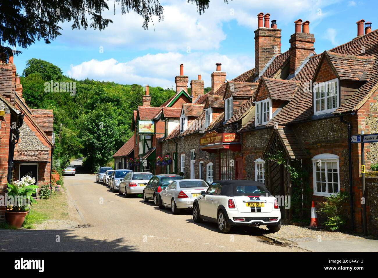 Flint cottages and Stag & Huntsman pub, Hambleden, Buckinghamshire, England, United Kingdom Stock Photo