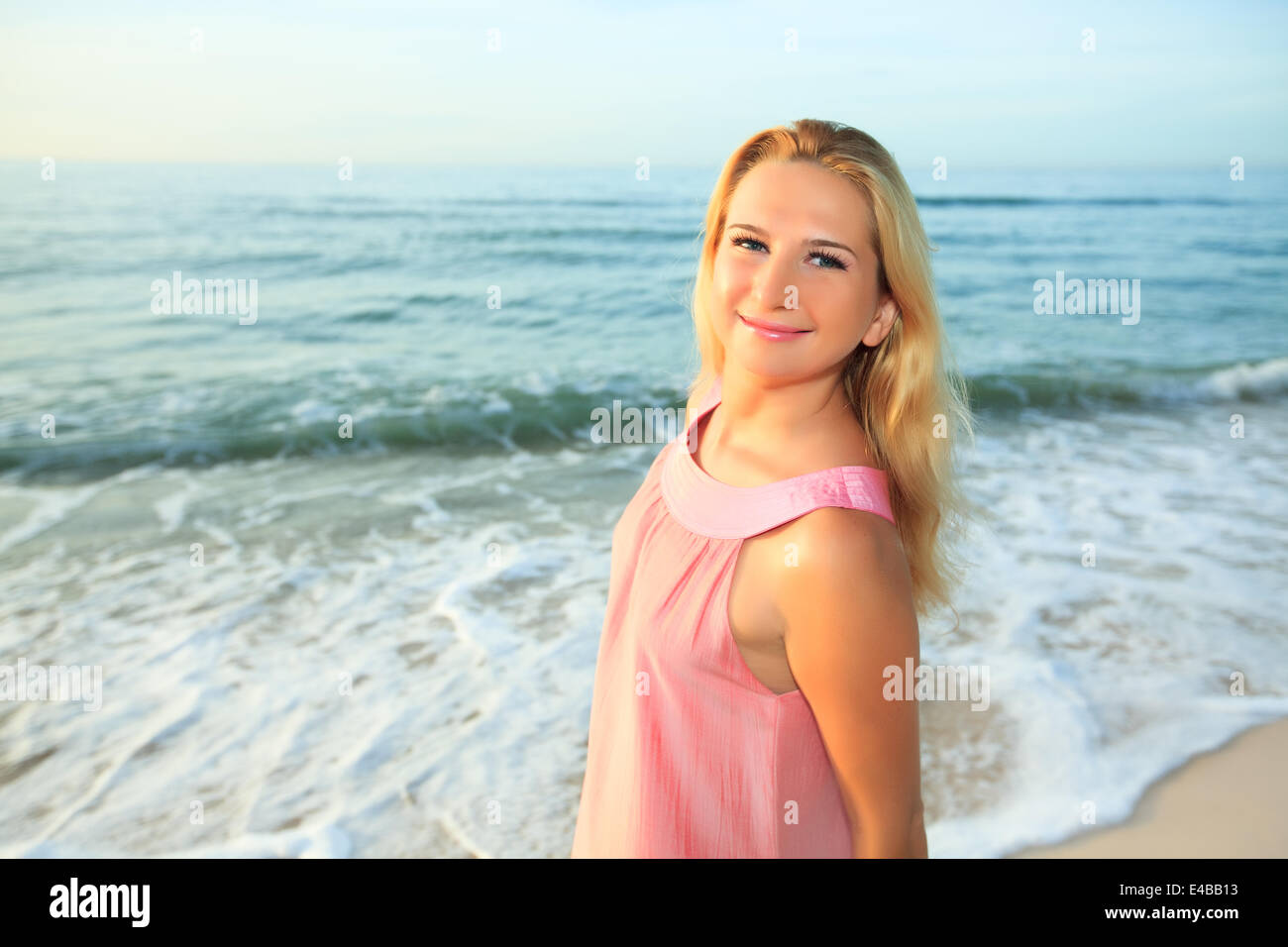 Female portrait on beach hi-res stock photography and images - Alamy