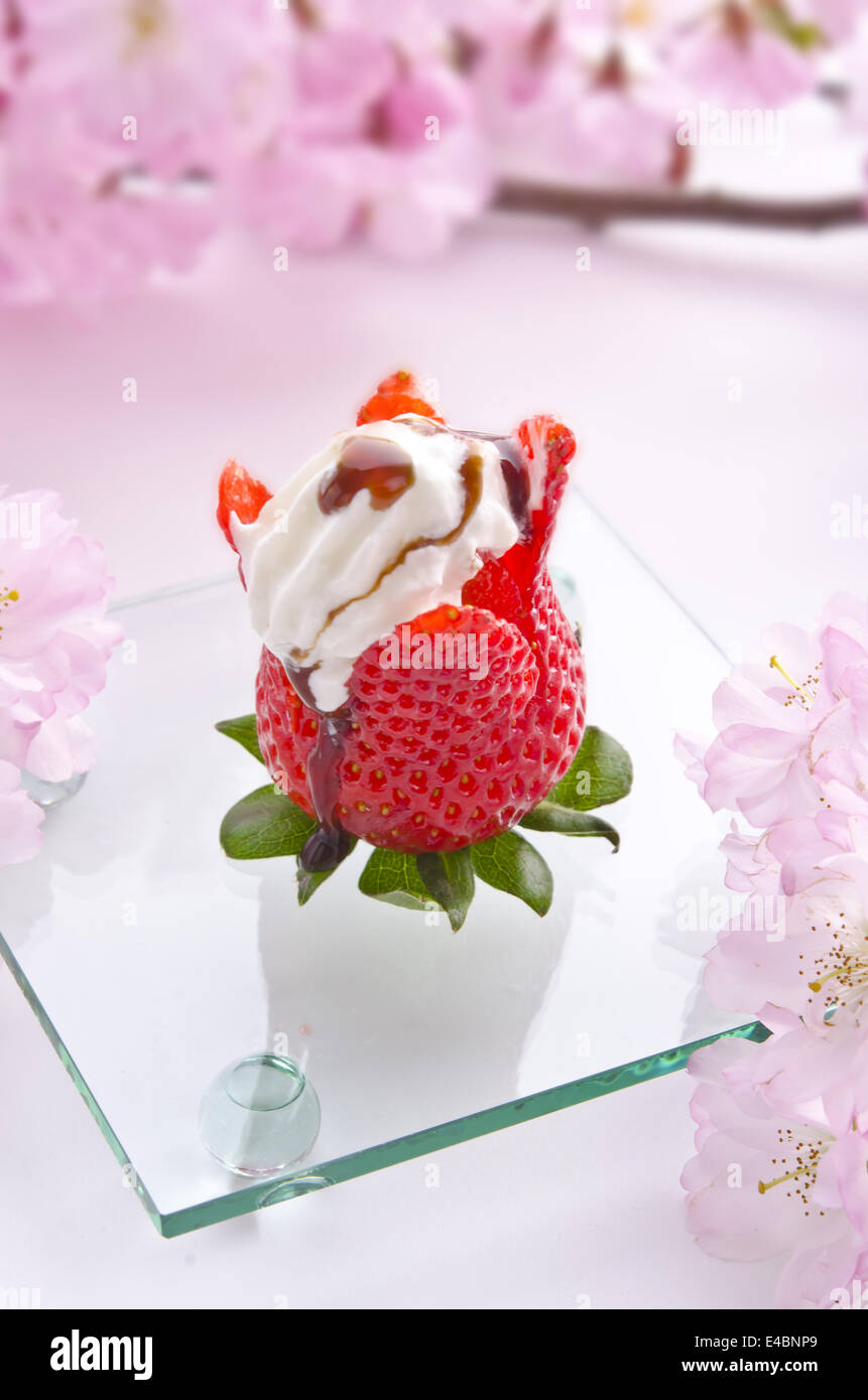 Erdbeeren mit Sahne Stock Photo