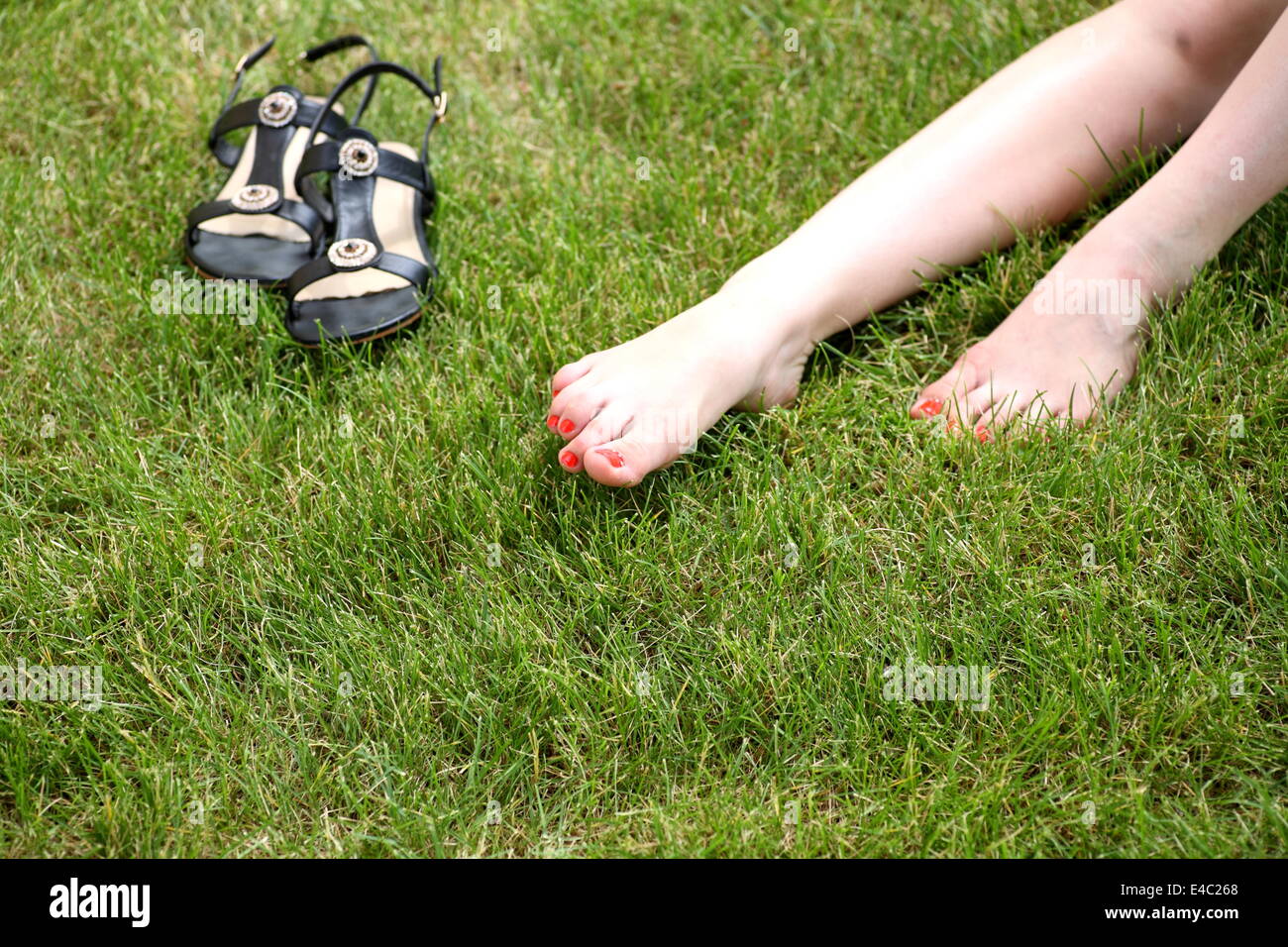 Womans bare feet on green grass Stock Photo - Alamy