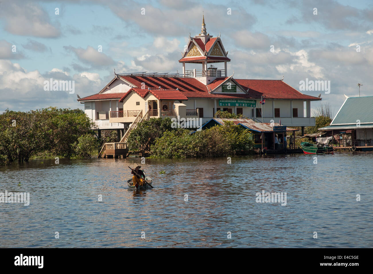 Building of the Prek Toal Core Area Management Centre, Tonle Sap Biosphere Reserve with local rowing a boat Stock Photo