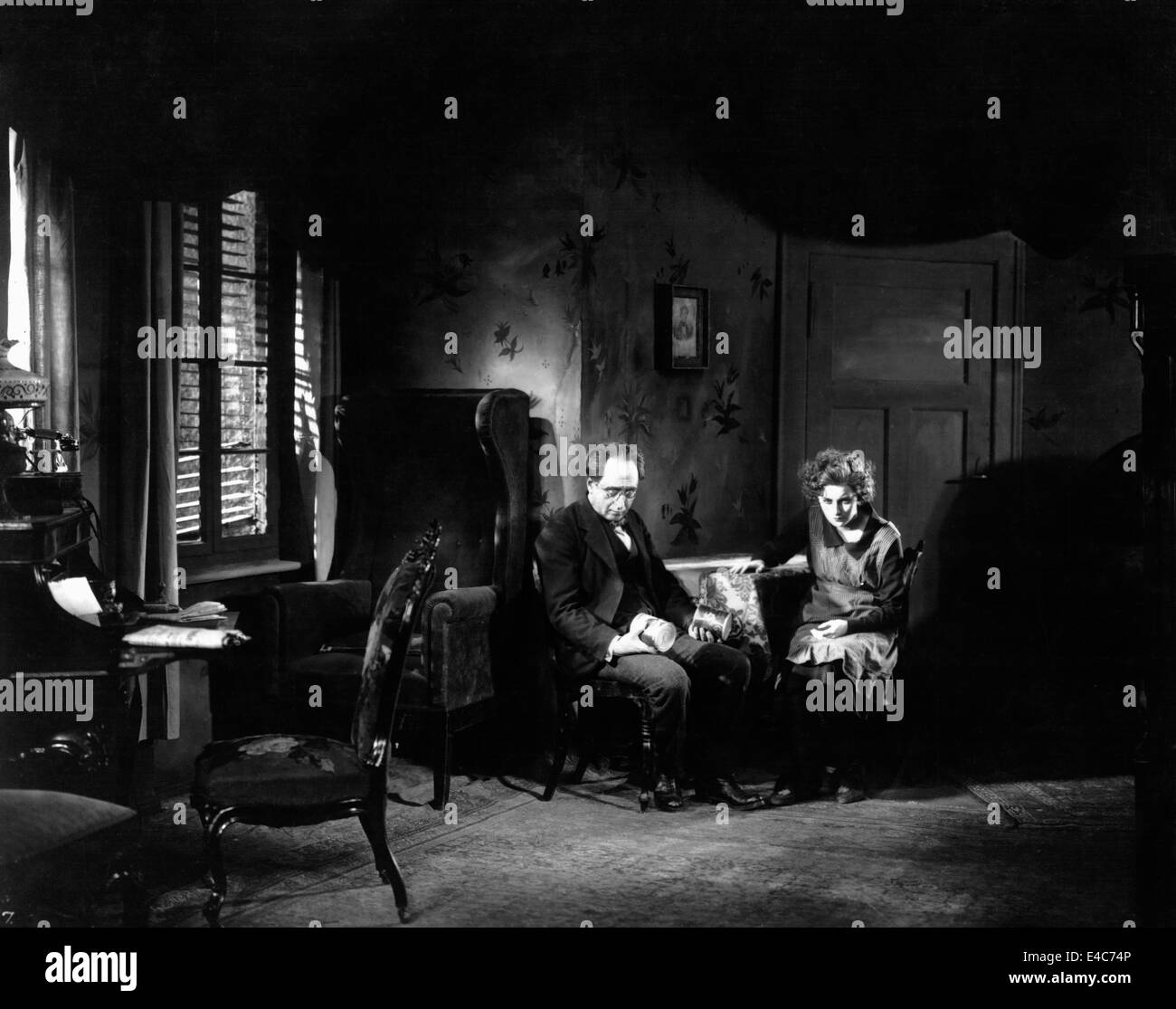Jaro Furth, Greta Garbo, on-set of the Silent Film, 'The Joyless Street' (aka Die Freudlose Gasse), 1925 Stock Photo