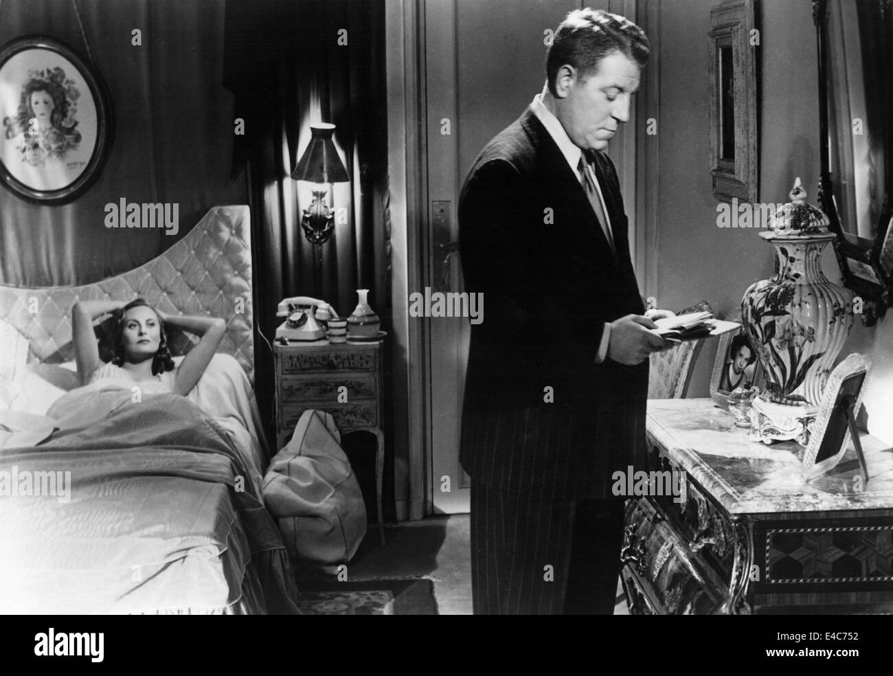 Michelle Morgan, Jean Gabin, on-set of the Film, 'La Minute de Verite', 1952 Stock Photo