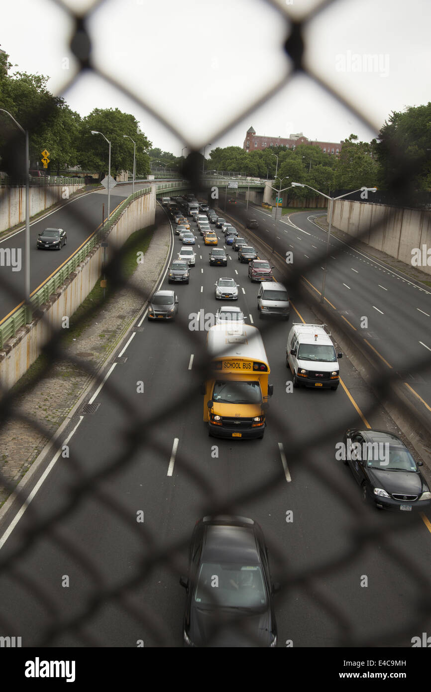 Looking through the chainlink fence on the pedestrian bridge over the Prospect Expressway in Brooklyn, NY. Stock Photo