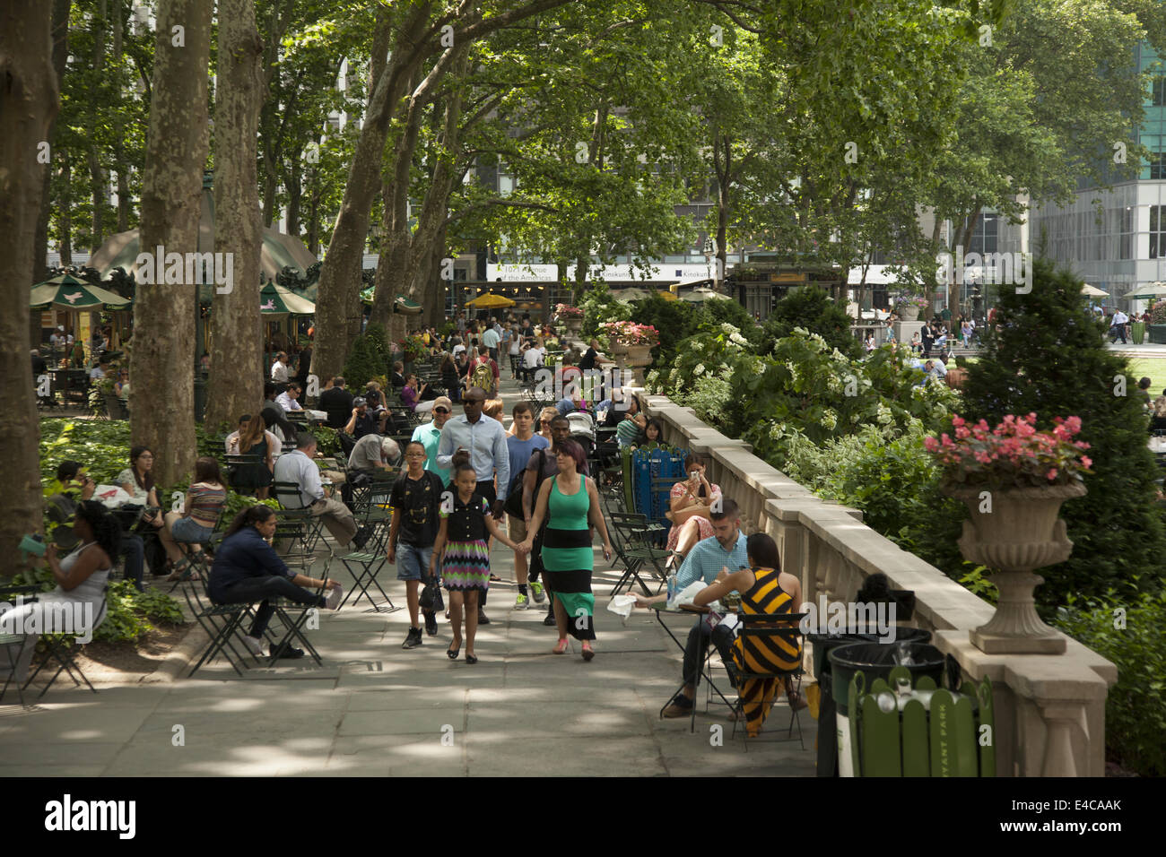 Bryant park people tables hi-res stock photography and images - Alamy