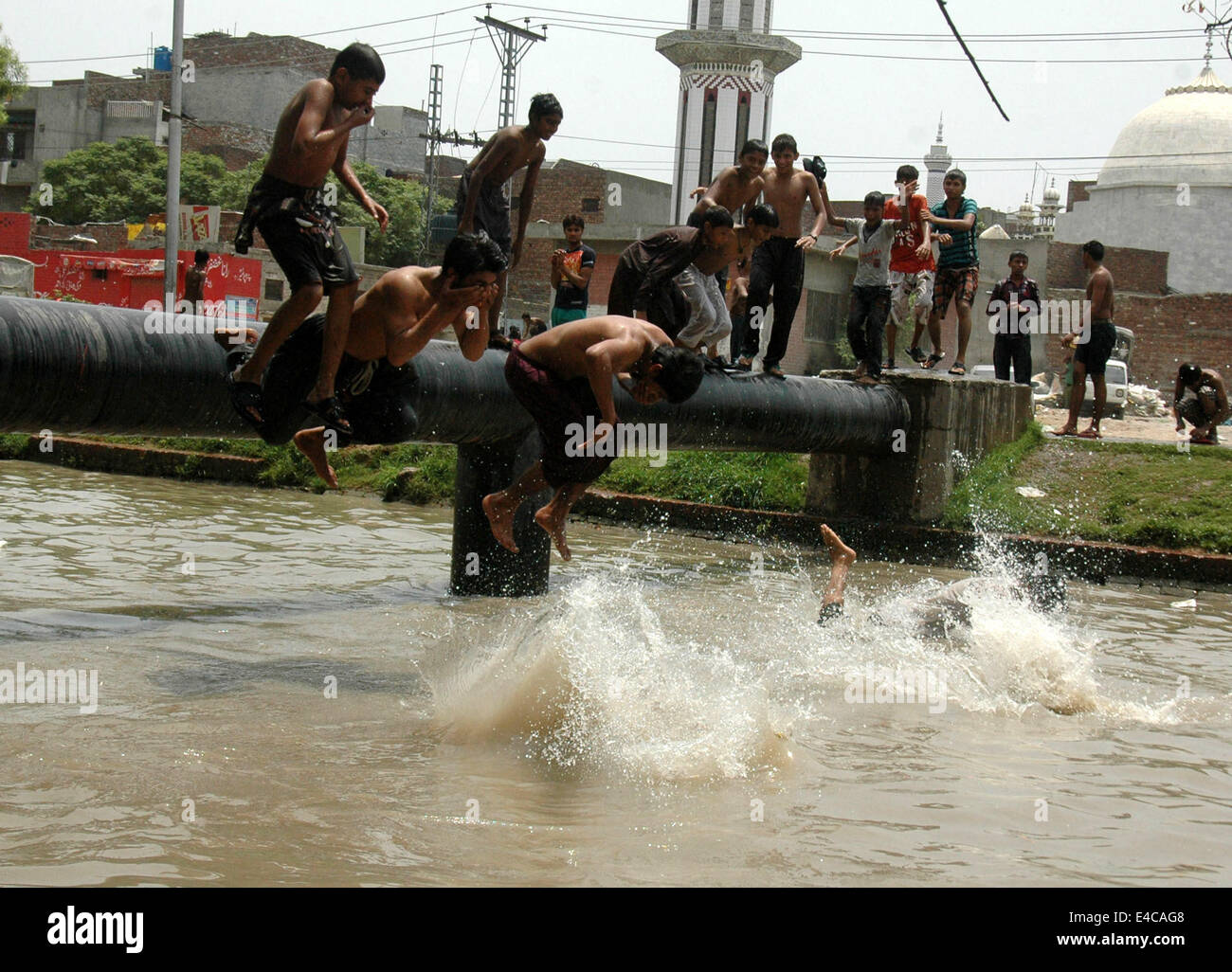 Lahore, Pakistan. 8th July, 2014. Pakistani people take bath in a canal in eastern Pakistan's Lahore on July 8, 2014. The temperature reached over 40 degree centigrade in Lahore on Tuesday. Credit:  Sajjad/Xinhua/Alamy Live News Stock Photo