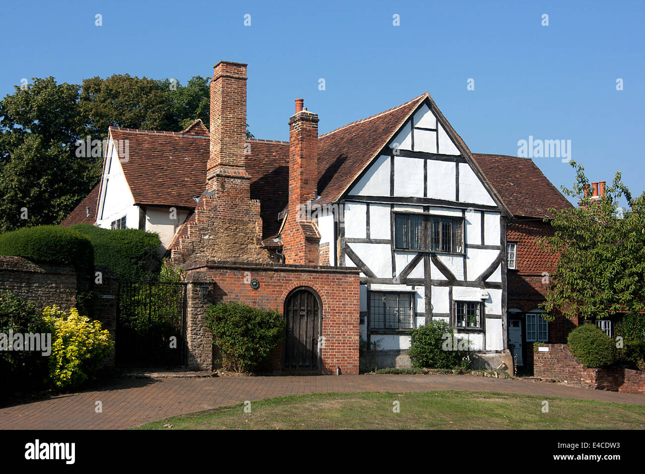 Tudor Chimneys Stock Photos & Tudor Chimneys Stock Images Alamy
