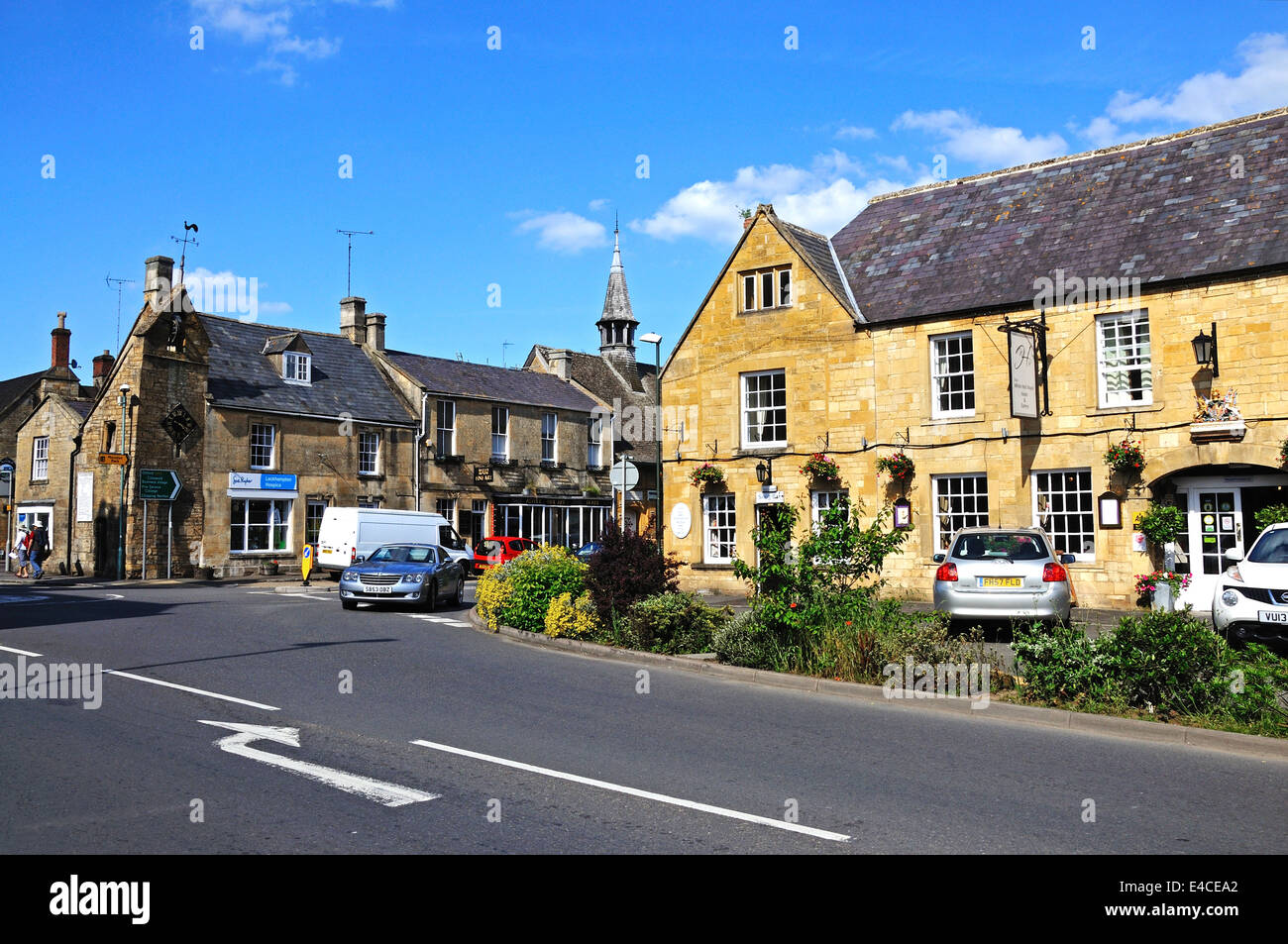 The White Hart Royal Hotel on the corner of High Street and Oxford Street, Moreton-in-Marsh, England, UK, Western Europe. Stock Photo