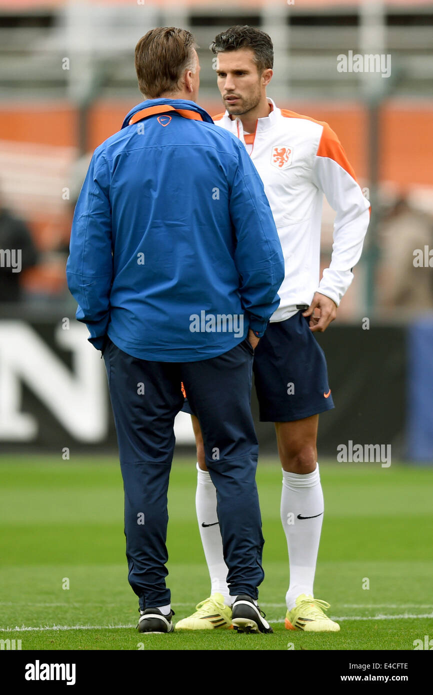 Sao Paulo, Brazil. 08th July, 2014. Dutch national soccer team player Robin va Persie (R) chats with coach Luis van Gaal during a team training at the Estadio Paulo Machado de Carvalho in Sao Paulo, Brazil, 08 July 2014. The Netherlands will play a FIFA World Cup semi final match against Argentina on 08 July 2014. Photo: Marius Becker/dpa/Alamy Live News Stock Photo