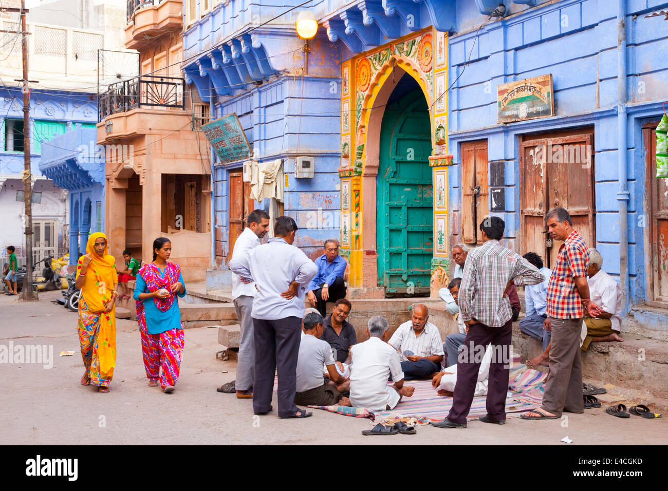 Men playing cards in the street, Jodhpur, Rajasthan, India Stock Photo