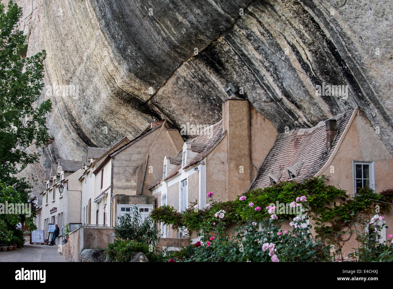 Houses built against cliff face of the Grand Roc at Les Eyzies-de-Tayac-Sireuil, Dordogne, Aquitaine, France Stock Photo