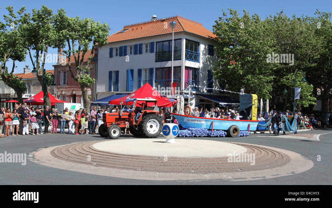 Tractor pulling boat grand parade hi-res stock photography and images ...