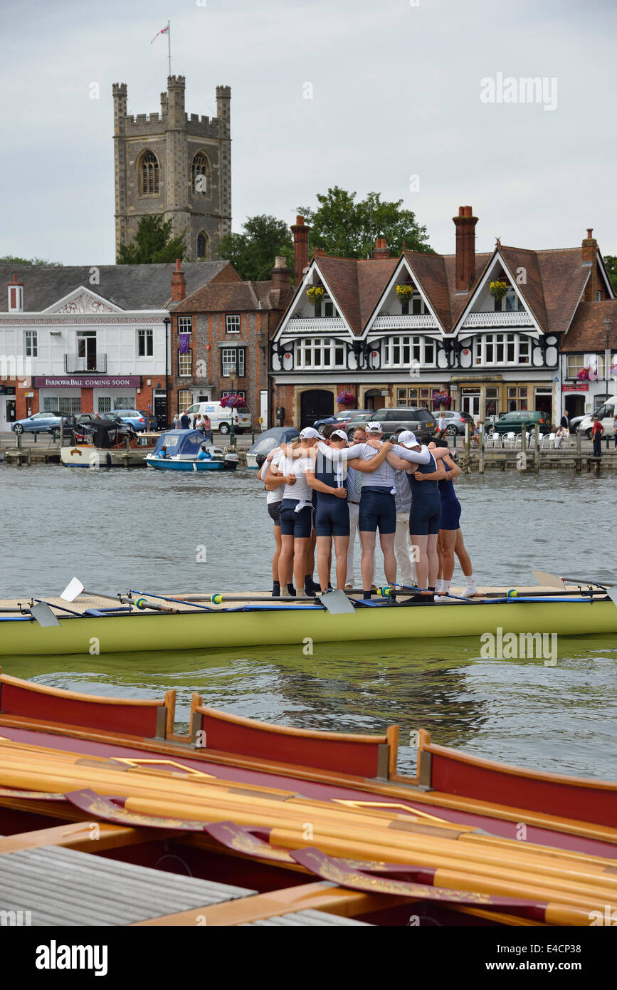 Group hug before racing in the Thames Challenge Cup at the Henley Royal Regatta 2014, Henley on Thames, Oxfordshire, England, UK Stock Photo