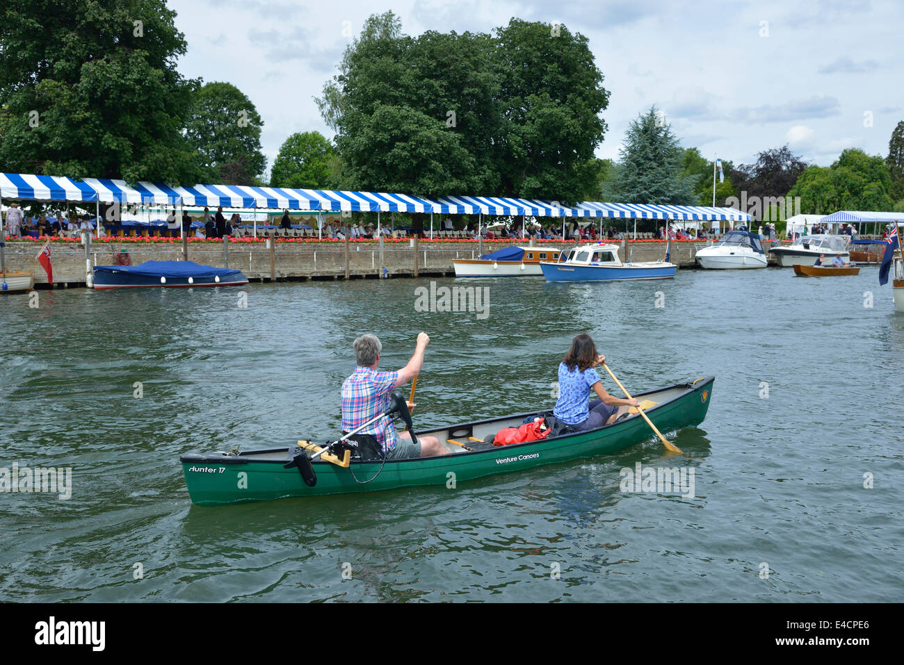 Canoeing on the thames hires stock photography and images Alamy
