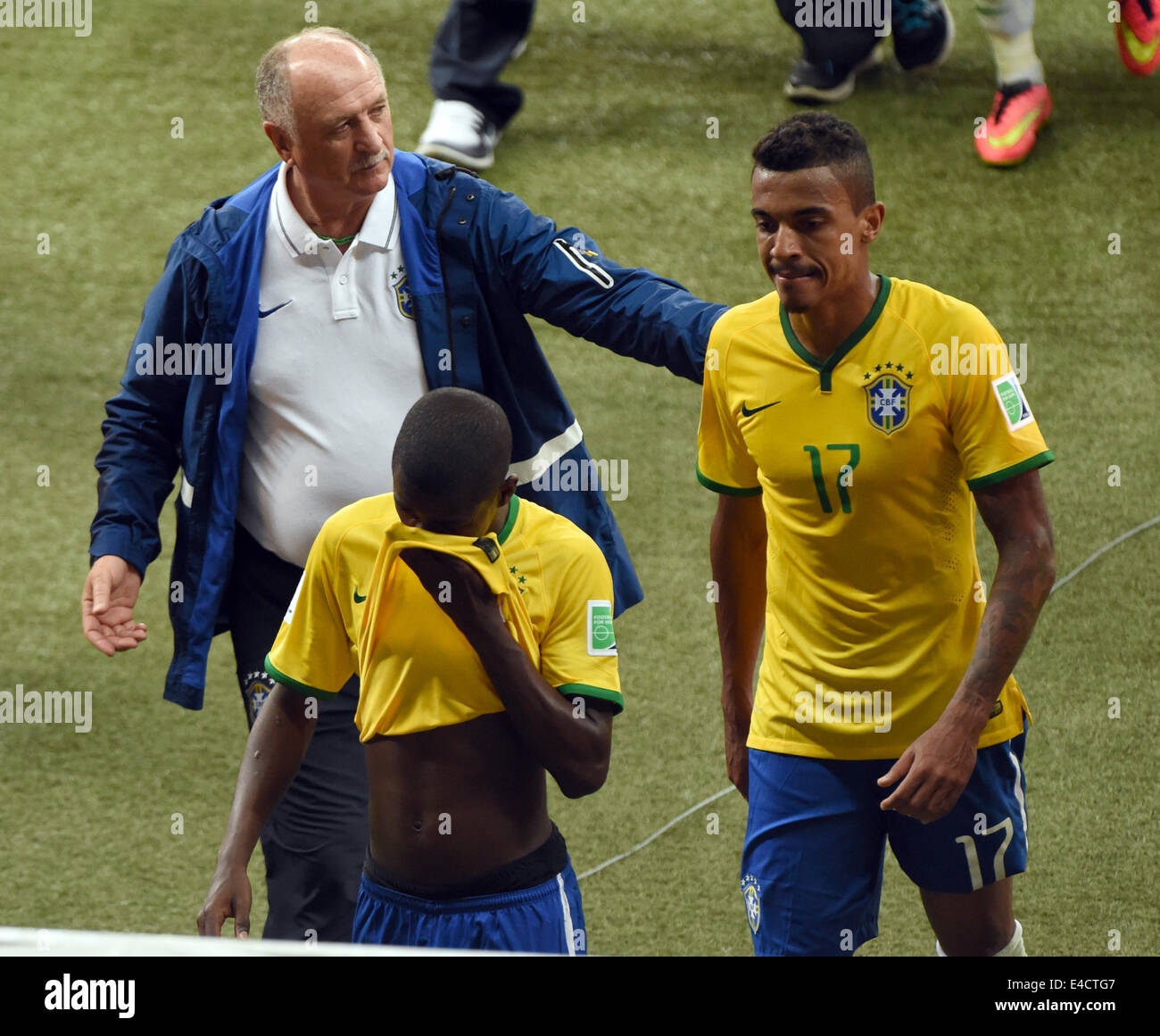 Belo Horizonte, Brazil. 08th July, 2014. Brazil's coach Luiz Felipe Scolari and players Ramires (C) and Luiz Gustavo leave the pitch after the FIFA World Cup 2014 semi-final soccer match between Brazil and Germany at Estadio Mineirao in Belo Horizonte, Brazil, 08 July 2014. Photo: Andreas Gebert/dpa/Alamy Live News Stock Photo