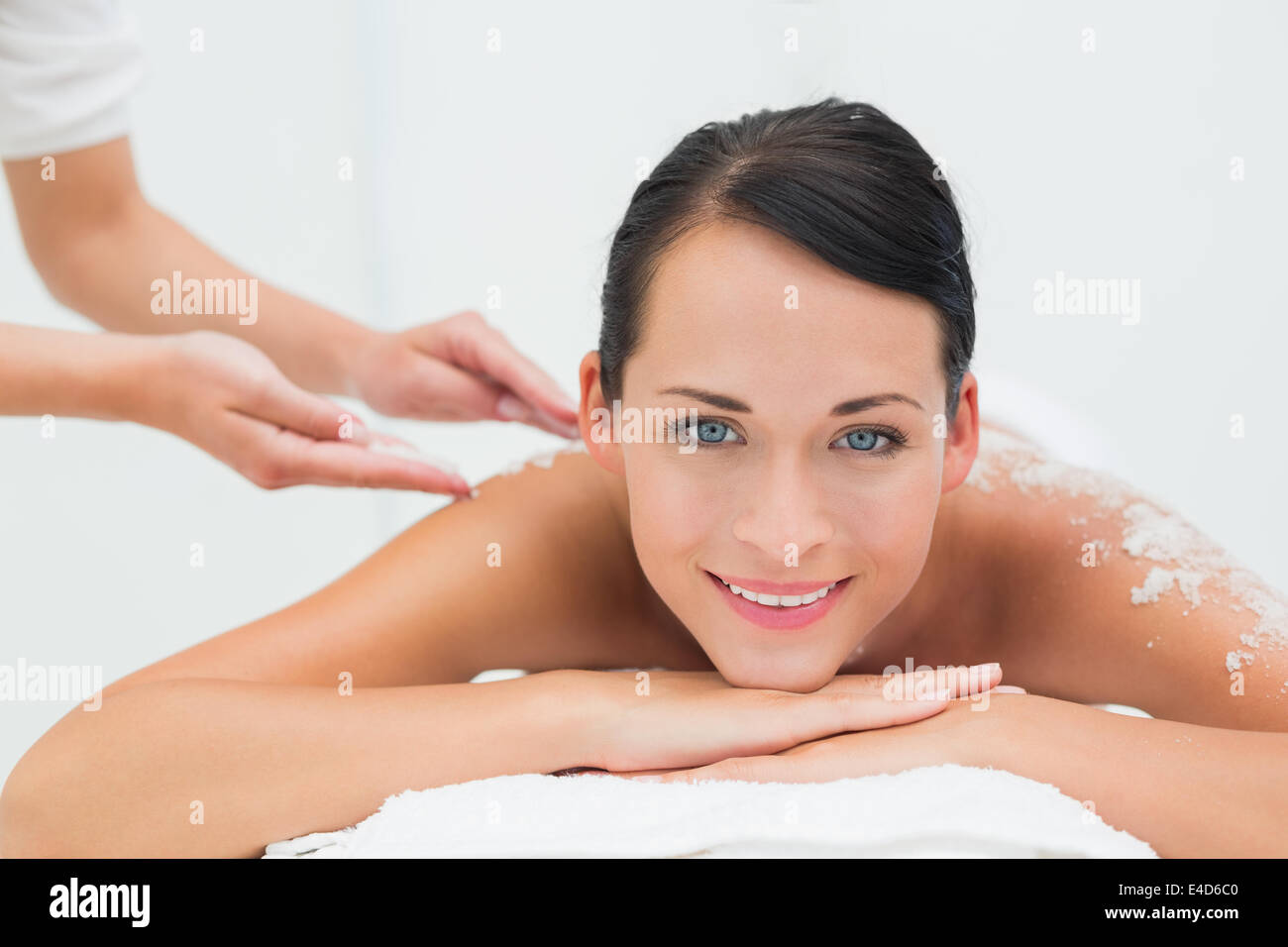 beautiful woman getting salt scrub beauty treatment in spa, spa couple  concept Stock Photo - Alamy