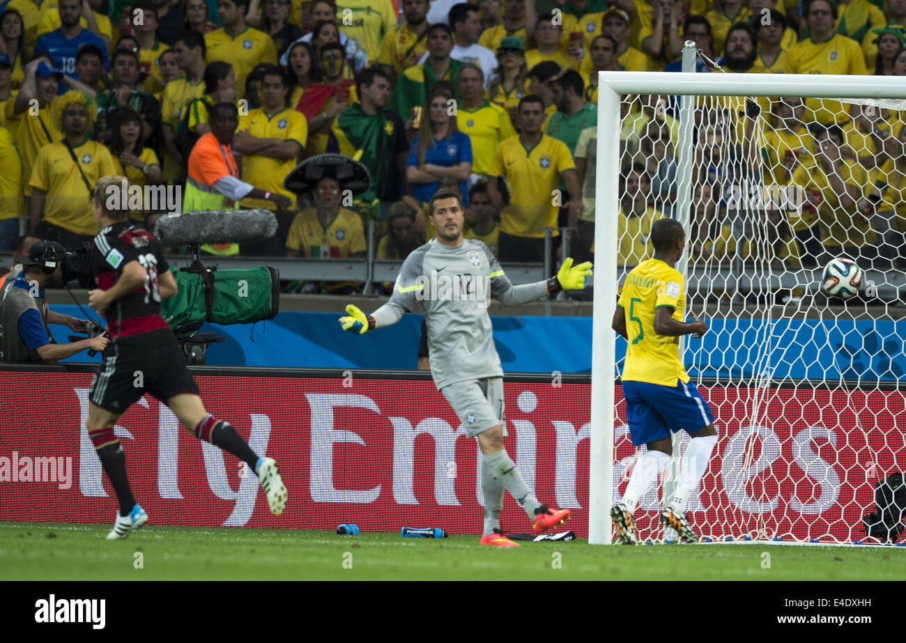 Belo Horizonte, Brazil. 8th July, 2014.  Kroos and Julio Cesar in semifinal match between Brazil and Germany, played at Mineirao stadium, 08 July 2014, correspondind to the 2014 World Cup. Photo: Urbanandsport/Nurphoto. Credit:  Urbanandsport/NurPhoto/ZUMA Wire/Alamy Live News Stock Photo