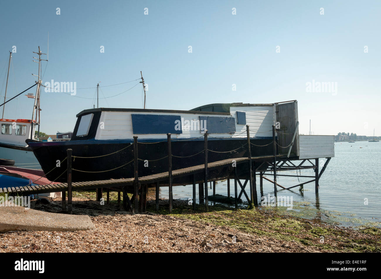 houseboat-moored-on-the-banks-of-langsto
