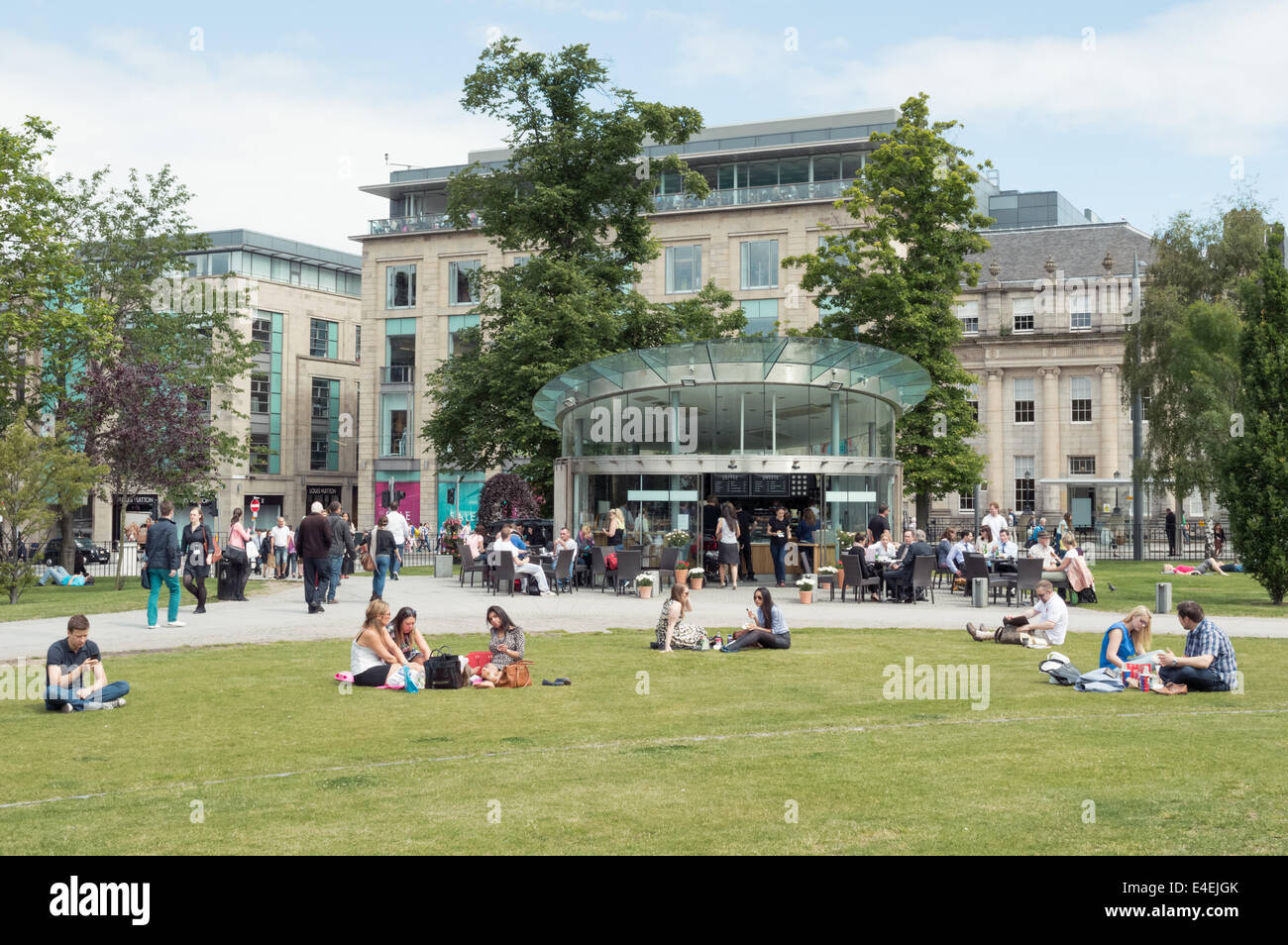 People enjoying the summer weather in St Andrews Square, Edinburgh Stock Photo