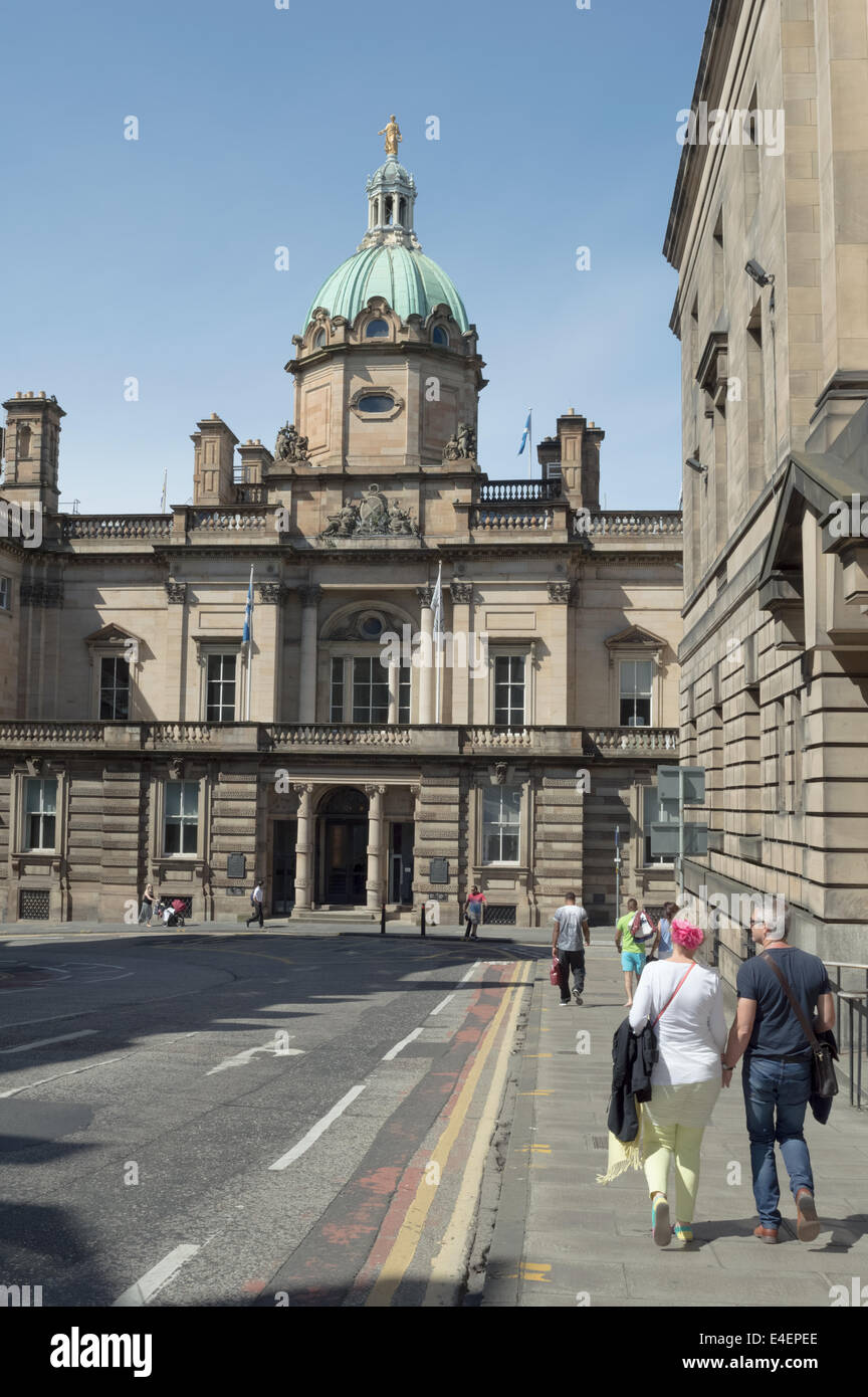 Couple walking down Bank Street towards the Bank of Scotland museum near Edinburgh's Royal Mile Stock Photo