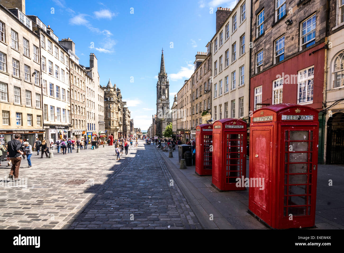 Looking down the royal mile Edinburgh Stock Photo - Alamy