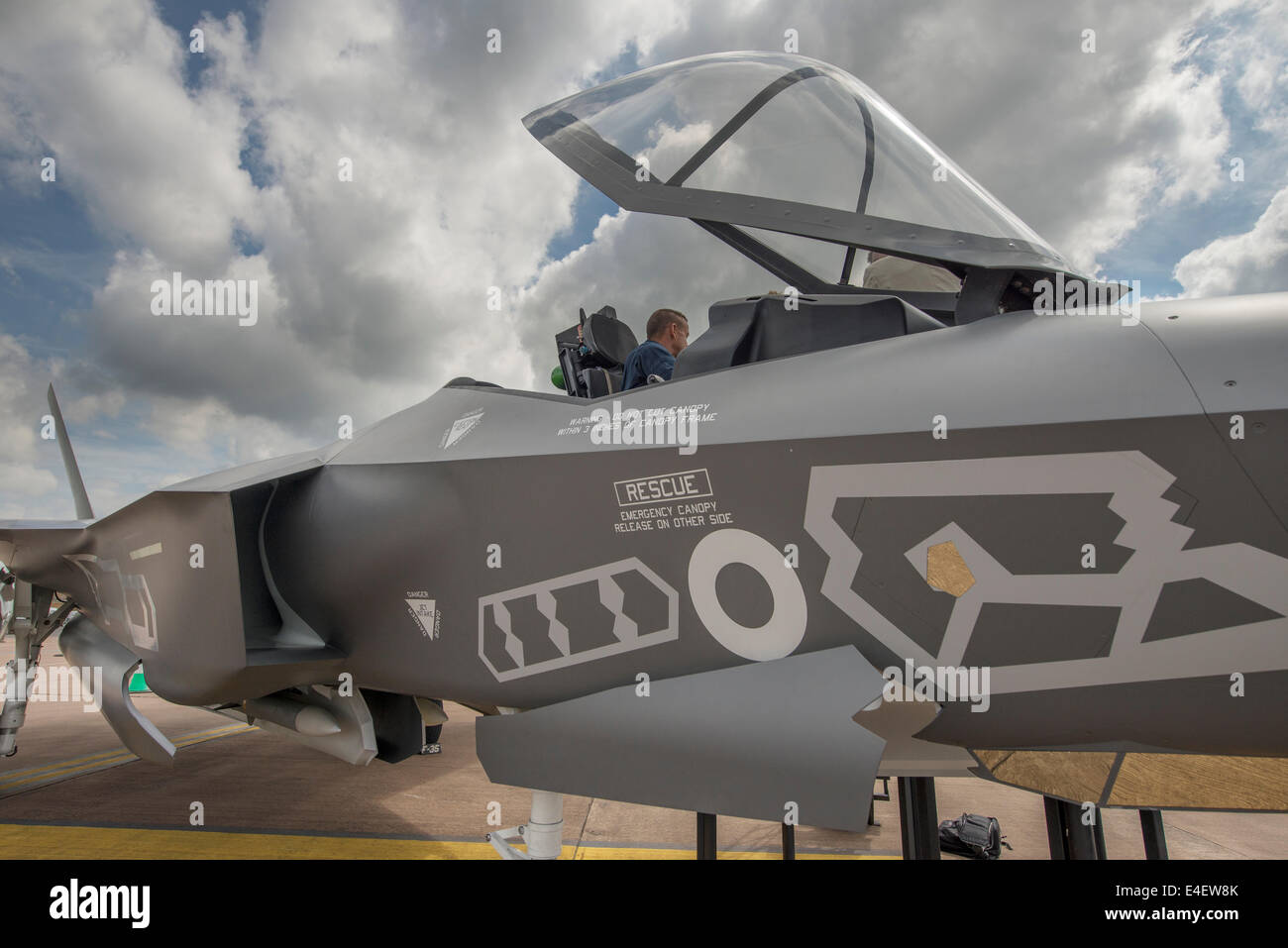 F35 fighter jet cockpit hi-res stock photography and images - Alamy