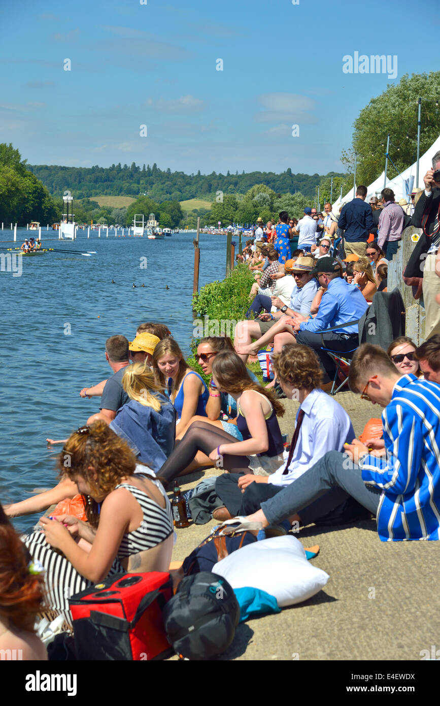Crowds line the banks  of the River Thames at the Henley Royal Rowing Regatta at Henley-on-Thames, Oxfordshire, England, UK Stock Photo