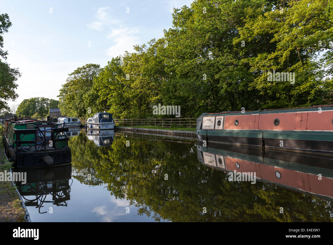 Lancashire canal in Garstang and narrowboats Stock Photo