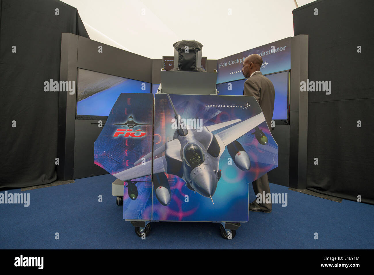 Cockpit simulator Banque de photographies et d'images à haute résolution -  Alamy