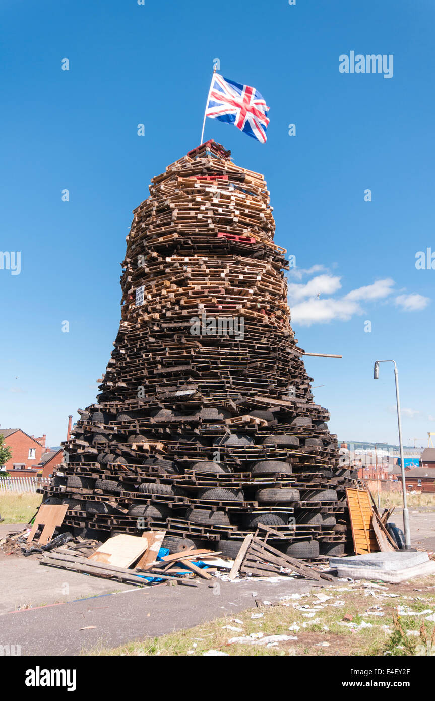 Large pallet bonfire hires stock photography and images Alamy