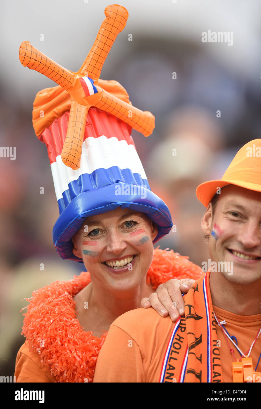 Sao Paulo, Brazil. 09th July, 2014. Supporters of the Netherlands cheer before the FIFA World Cup 2014 semi-final soccer match between the Netherlands and Argentina at the Arena Corinthians in Sao Paulo, Brazil, 09 July 2014. Photo: Marius Becker/dpa/Alamy Live News Stock Photo