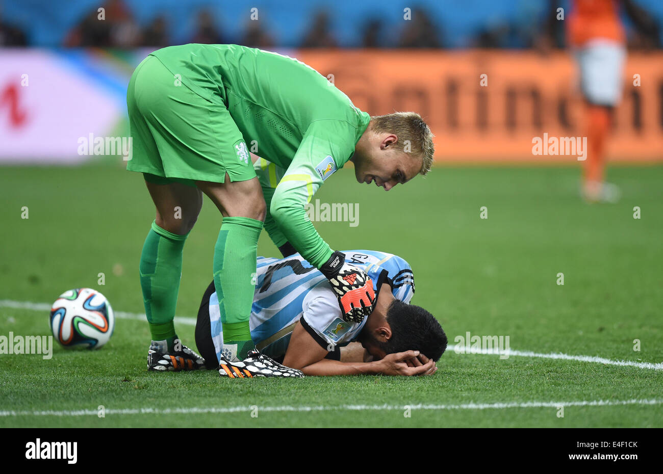 Sao Paulo, Brazil. 09th July, 2014. Goalkeeper Jasper Cillessen (L) of Netherlands looks at Ezequiel Garay of Argentina lying on the pitch after picking up an injury during the FIFA World Cup 2014 semi-final soccer match between the Netherlands and Argentina at the Arena Corinthians in Sao Paulo, Brazil, 09 July 2014. Photo: Marius Becker/dpa/Alamy Live News Stock Photo