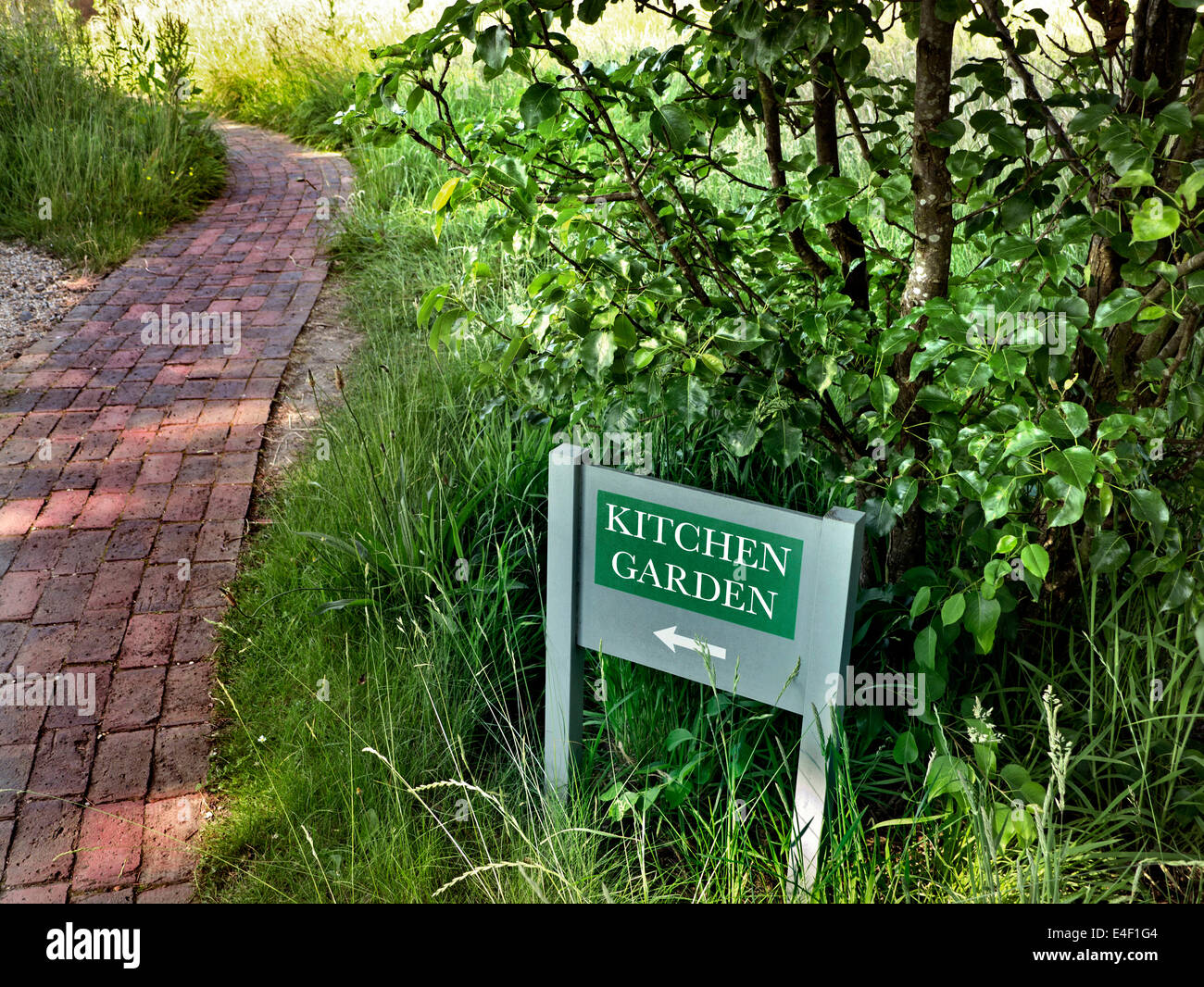 KITCHEN GARDEN PATH Sign pointing to restaurant Kitchen Garden Stock
