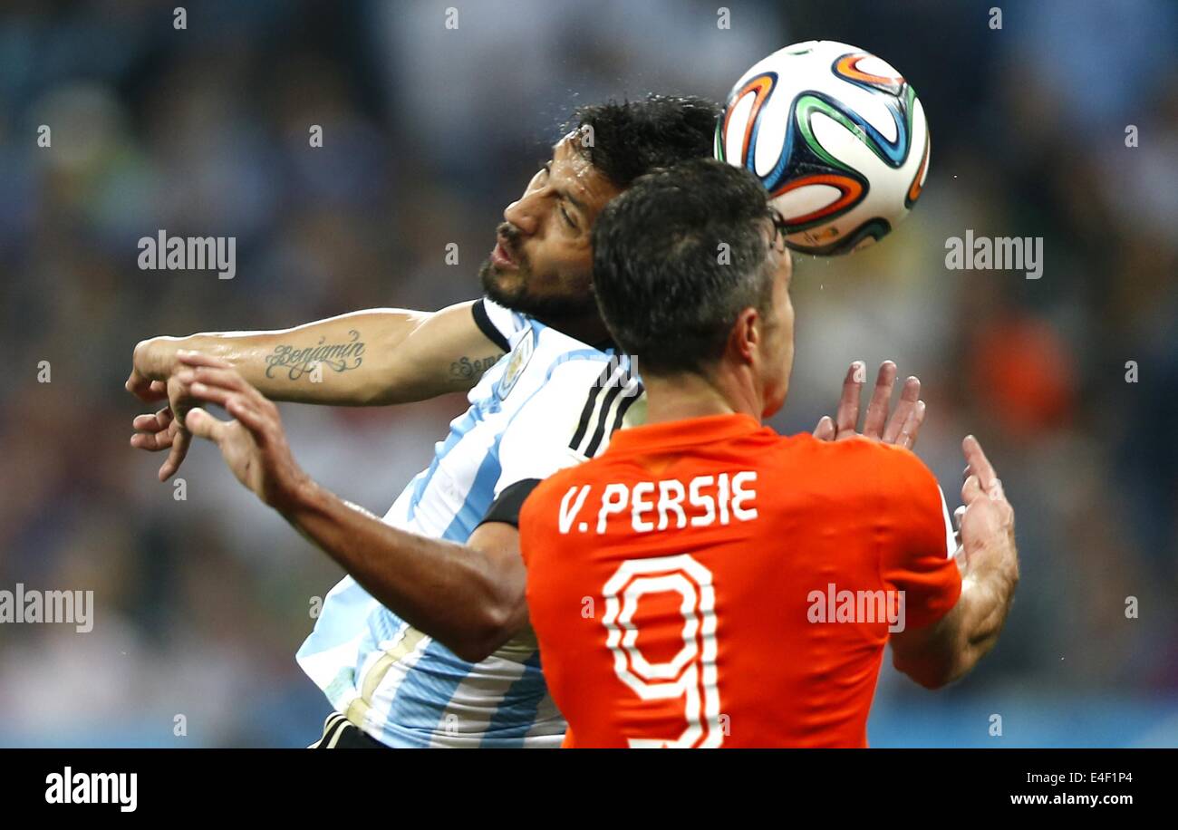 Sao Paulo, Brazil. 9th July, 2014. Argentina's Ezequiel Garay (L) competes for a header with Netherlands' Robin van Persie during a semifinal match between Netherlands and Argentina of 2014 FIFA World Cup at the Arena de Sao Paulo Stadium in Sao Paulo, Brazil, on July 9, 2014. Credit:  Wang Lili/Xinhua/Alamy Live News Stock Photo