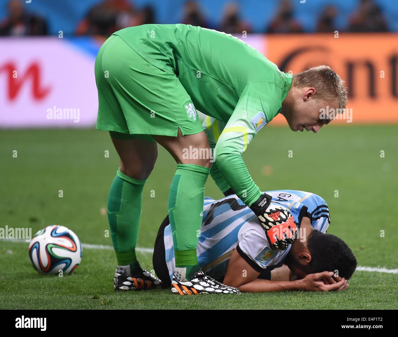 Sao Paulo, Brazil. 9th July, 2014. Netherlands' goalkeeper Jasper Cillessen helps Argentina's Ezequiel Garay who falls down during a semifinal match between Netherlands and Argentina of 2014 FIFA World Cup at the Arena de Sao Paulo Stadium in Sao Paulo, Brazil, on July 9, 2014. Credit:  Wang Yuguo/Xinhua/Alamy Live News Stock Photo