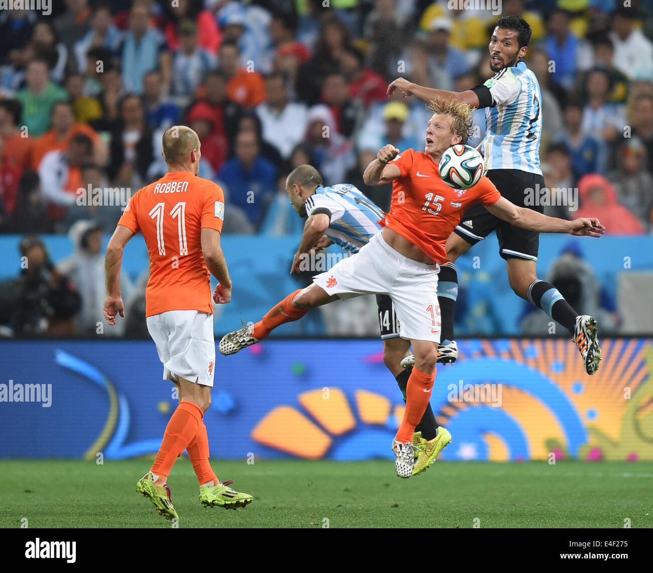 Sao Paulo, Brazil. 09th July, 2014. Javier Mascherano (2-L) and Ezequiel Garay (R) of Argentina and Arjen Robben (L) and Dirk Kuijt (2-R) of the Netherlands vie for the ball during the FIFA World Cup 2014 semi-final soccer match between the Netherlands and Argentina at the Arena Corinthians in Sao Paulo, Brazil, 09 July 2014. Photo: Marius Becker/dpa/Alamy Live News Stock Photo
