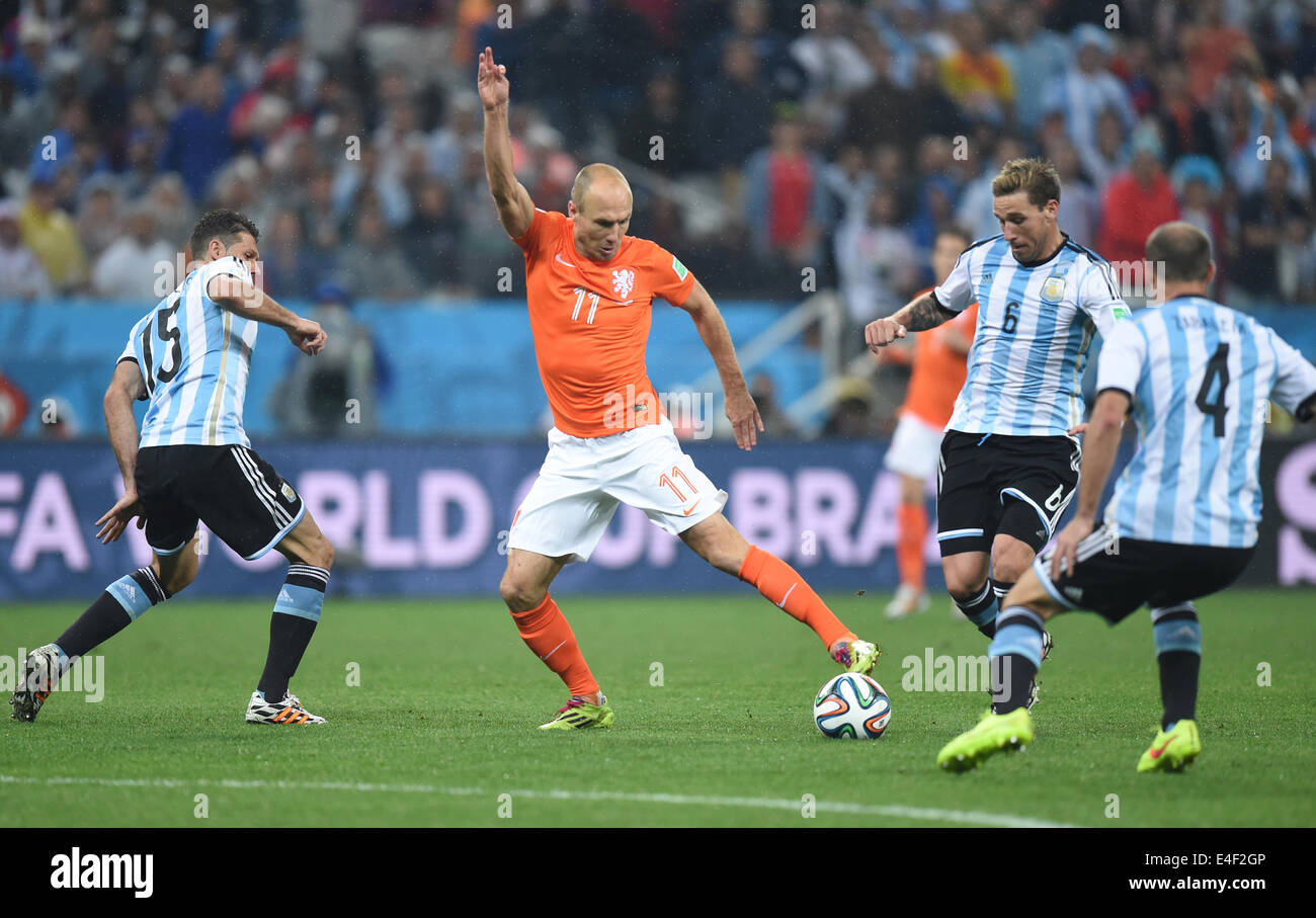 Sao Paulo, Brazil. 09th July, 2014. Martin Demichelis (L), Lucas Biglia (2-R) and Pablo Zabaleta (R) of Argentina and Arjen Robben (2-L) of the Netherlands vie for the ball during the FIFA World Cup 2014 semi-final soccer match between the Netherlands and Argentina at the Arena Corinthians in Sao Paulo, Brazil, 09 July 2014. Photo: Marius Becker/dpa/Alamy Live News Stock Photo