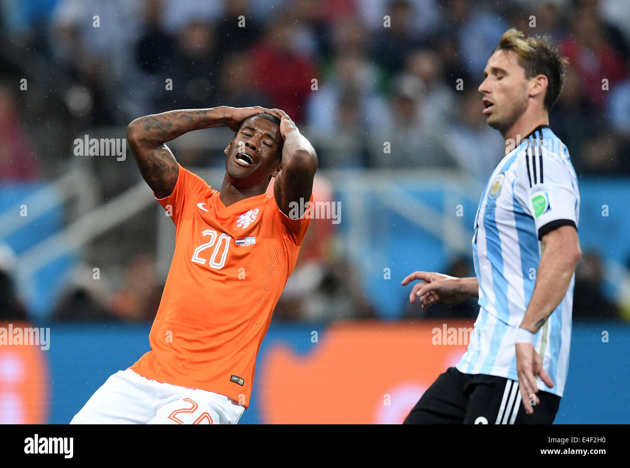 Sao Paulo, Brazil. 09th July, 2014. Georginio Wijnaldum (L) of the Netherlands reacts next to Lucas Biglia of Argentina during the FIFA World Cup 2014 semi-final soccer match between the Netherlands and Argentina at the Arena Corinthians in Sao Paulo, Brazil, 09 July 2014. Photo: Marius Becker/dpa/Alamy Live News Stock Photo