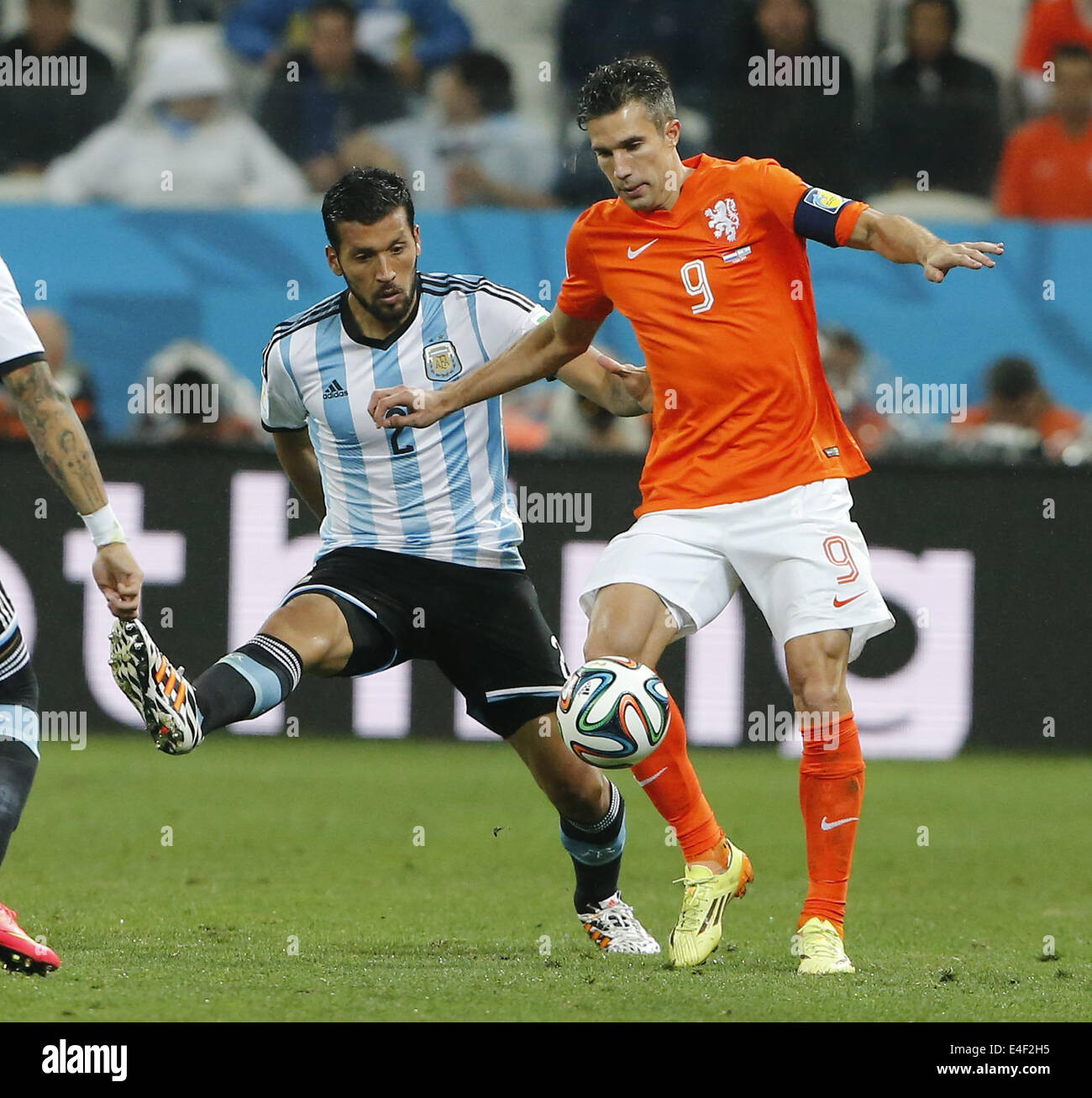 Sao Paulo, Brazil. 9th July, 2014. Netherlands' Robin van Persie (R) controls the ball against Argentina's Ezequiel Garay during a semifinal match between Netherlands and Argentina of 2014 FIFA World Cup at the Arena de Sao Paulo Stadium in Sao Paulo, Brazil, on July 9, 2014. Credit:  Zhou Lei/Xinhua/Alamy Live News Stock Photo
