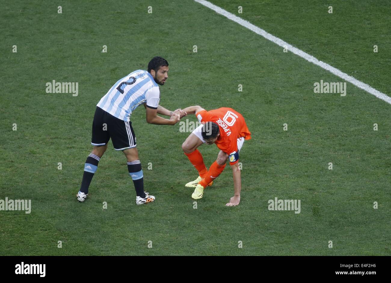 Sao Paulo, Brazil. 9th July, 2014. Argentina's Ezequiel Garay gives Netherlands' Robin van Persie a hand during a semifinal match between Netherlands and Argentina of 2014 FIFA World Cup at the Arena de Sao Paulo Stadium in Sao Paulo, Brazil, on July 9, 2014. Credit:  Liao Yujie/Xinhua/Alamy Live News Stock Photo